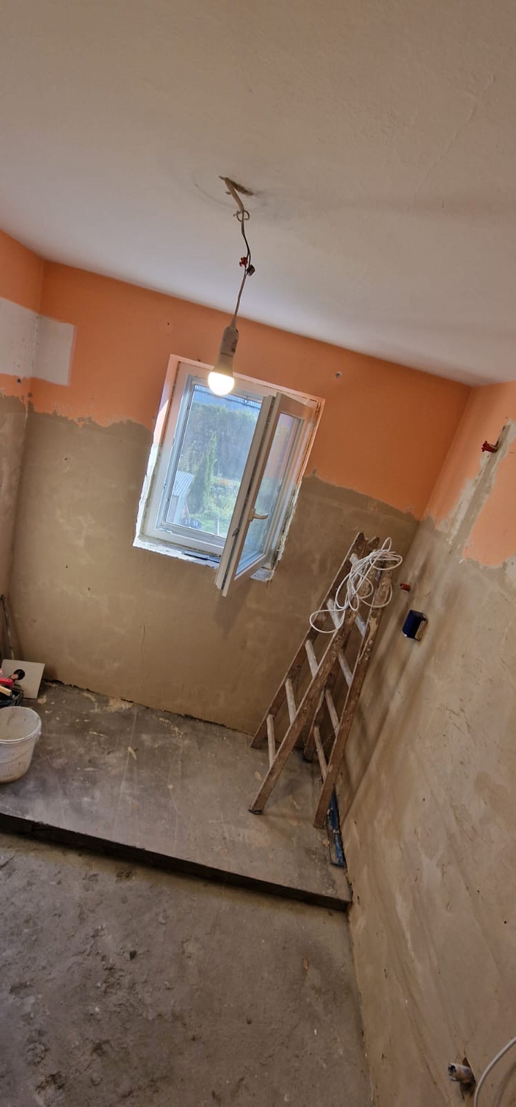 Stan surowy łazienki przed remontem